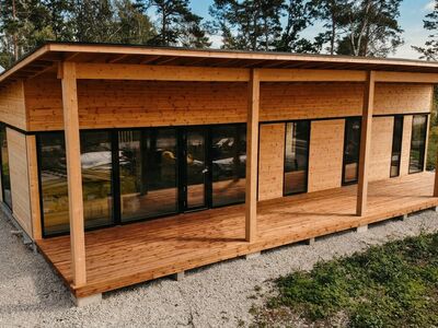 Drönarvy av trästomme och veranda