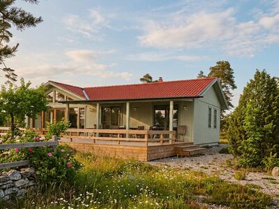 Grönt hus med rött tak