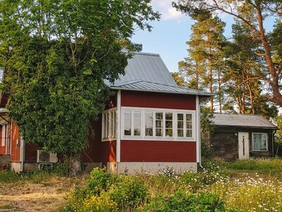 Rött torp bland tallar