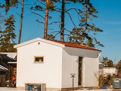 Vit byggnad med röda dörrar