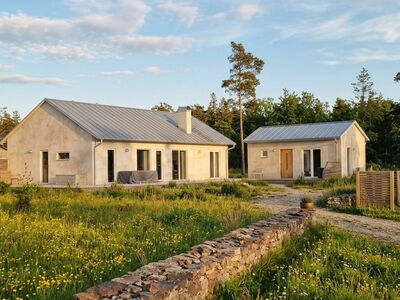 Vita byggnader med stenmur