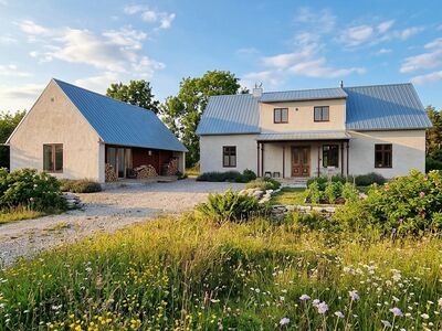 Putsade byggnader med uppfart